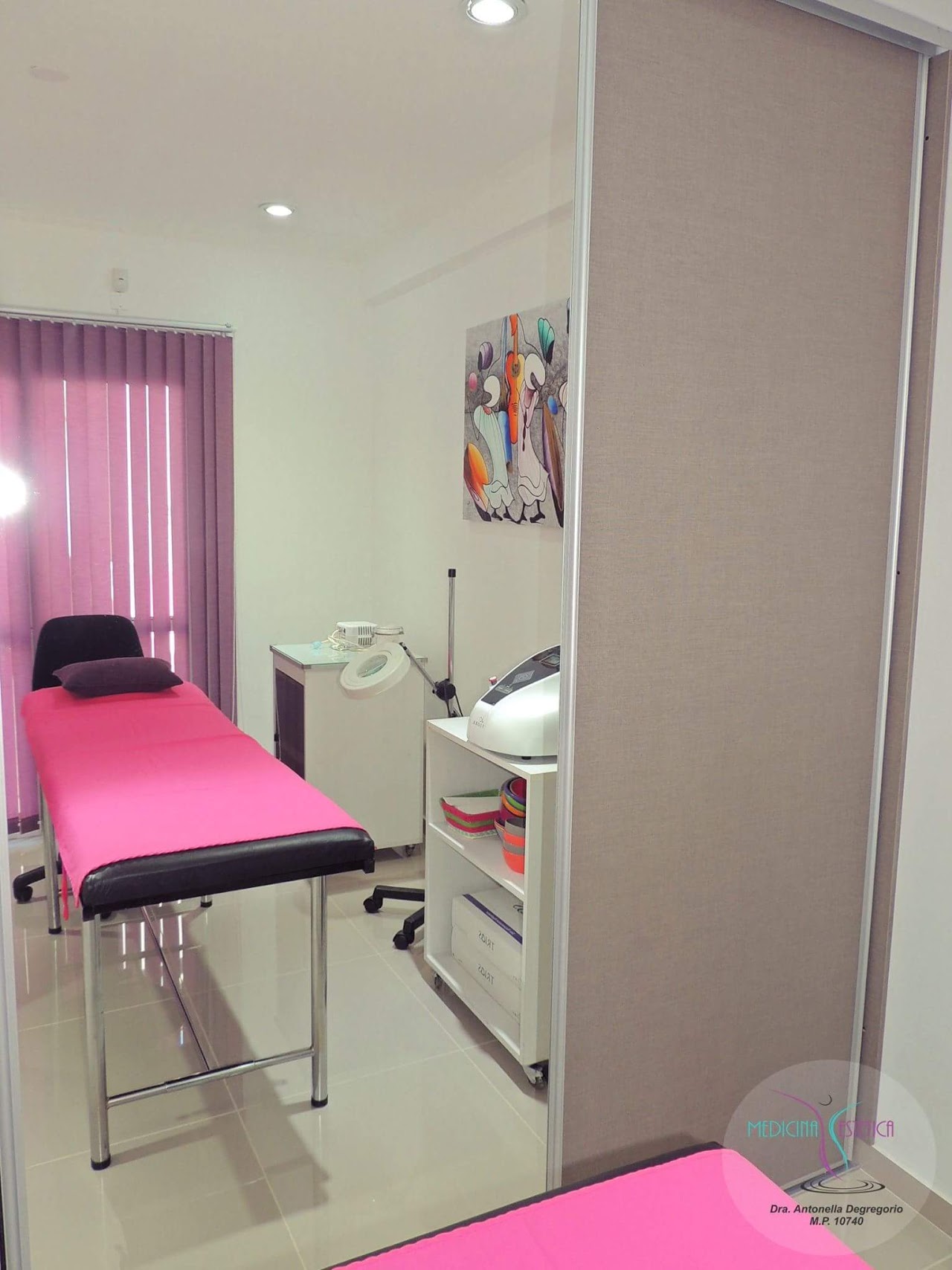 Sala de espera y recepción confortable de la clínica