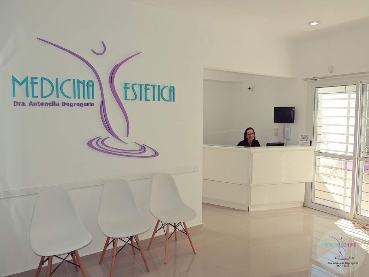 Mostrador principal de recepción de la clínica médica